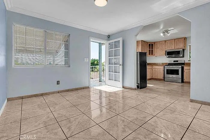 3 bed, 950 sqft, $3,200 — Photo 3