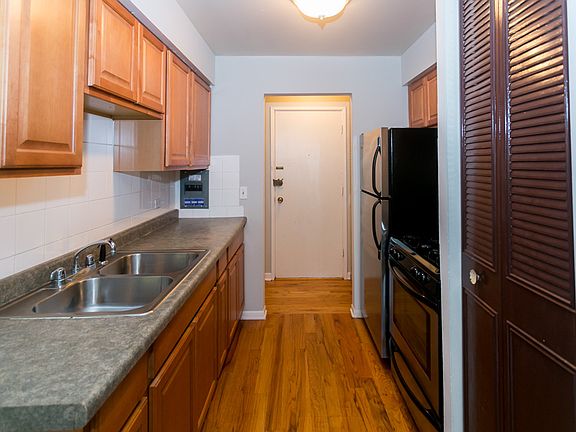 2nd image of 510 W Briar Pl APT 402
