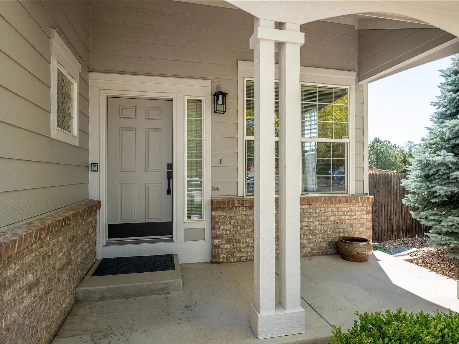 4 bed, 3827 sqft, $3,695 — Photo 2