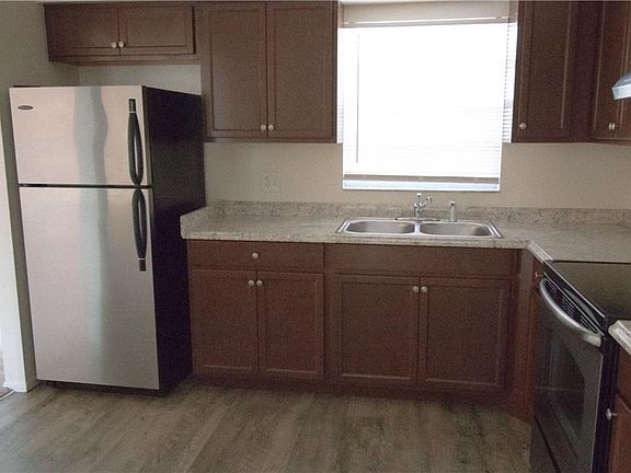 3rd image of 703 Lancewood Dr