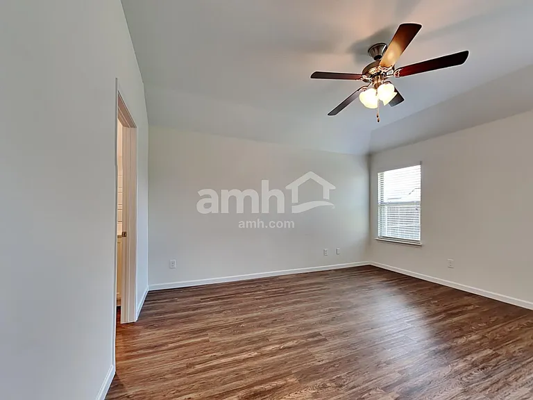 463 Silverstone Dr — Photo 12