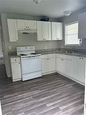 2nd image of 900 E Iowa St