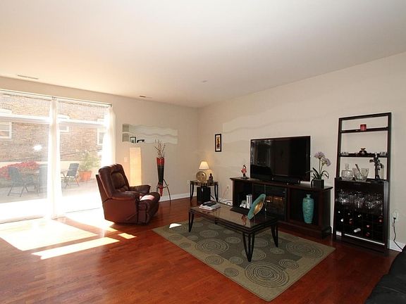 3rd image of 1920 N Farwell Ave APT 207