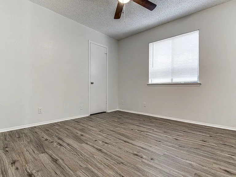 10105 Woodland Village Dr — Photo 11