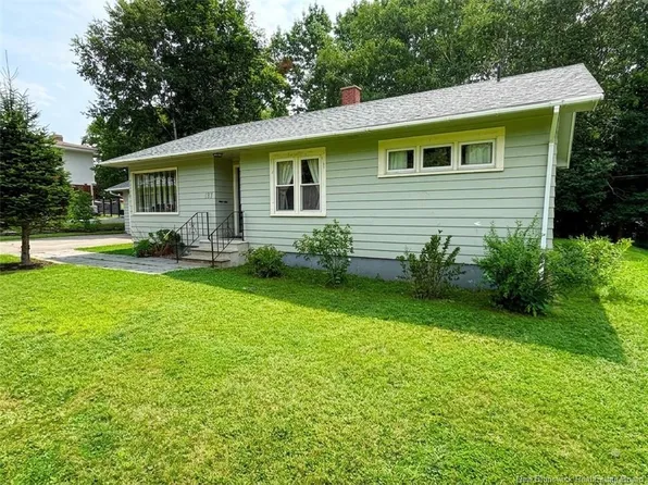 157 Saint James St, Woodstock, NB E7M 2T5