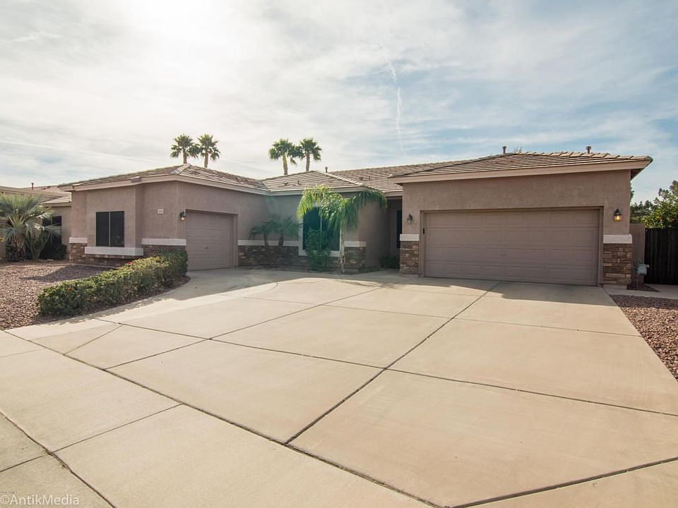Front Garages/Parking
