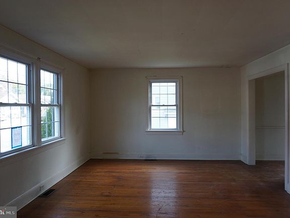 3rd image of 207 Belvedere Ave