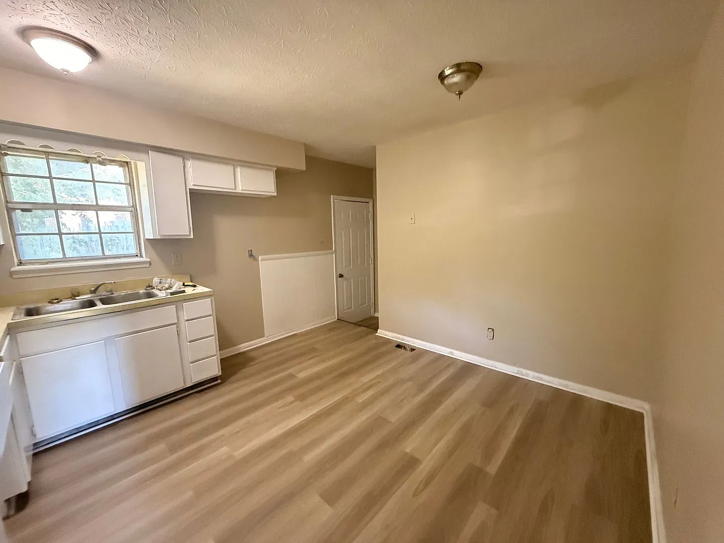 Okolona with a full unfinished basement — Photo 4