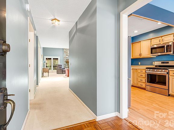 4th image of 1104 Red Oak Dr