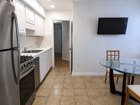 5th image of 1003 Jefferson Ave APT 1L