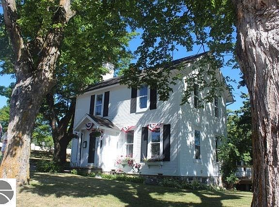 3rd image of 118 W Main St