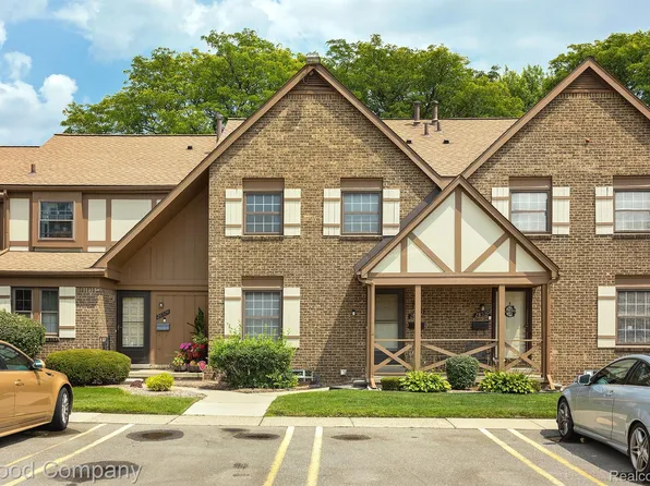 28562 Regent Ct S, Southfield, MI 48076