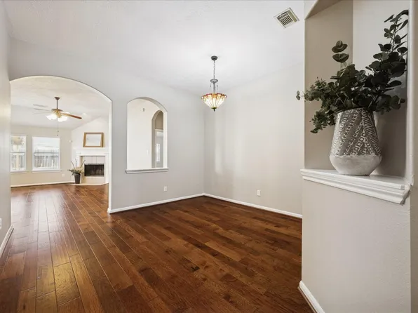 1909 Lazy Hollow Ln, Pearland, TX 77581