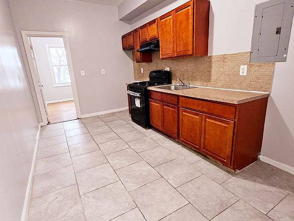 3rd image of 270 Littleton Ave #2H