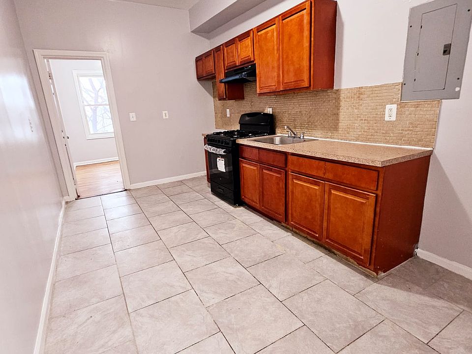 1st image of 270 Littleton Ave #2A