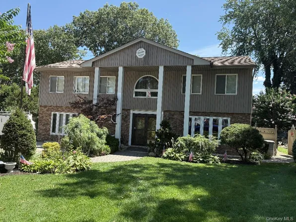 15 Denise Lane, Hauppauge, NY 11788