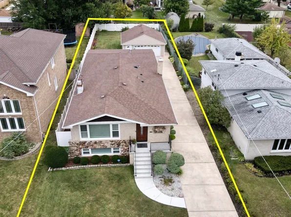 2275 Westview Dr, Des Plaines, IL 60018