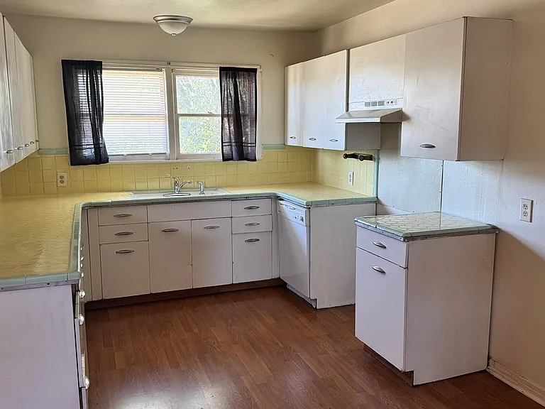 1206 E 11th Pl — Photo 8