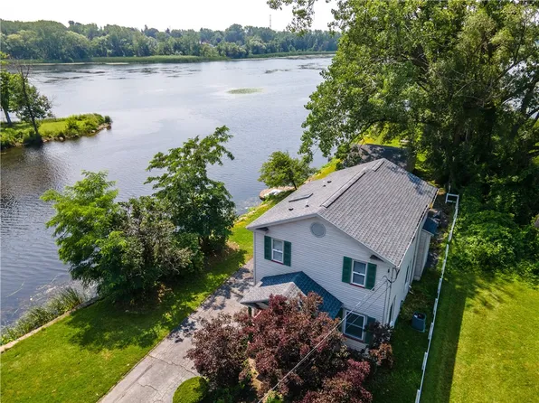 693 Edgemere Dr, Rochester, NY 14612