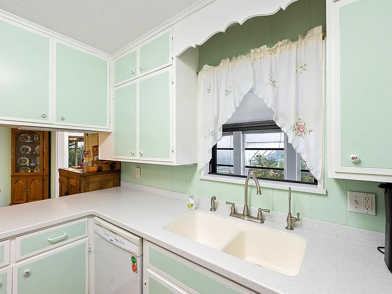 101 E Grothe St — Photo 14