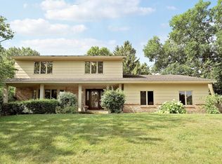 8359 Amsden Ridge Dr, Bloomington, MN 55438