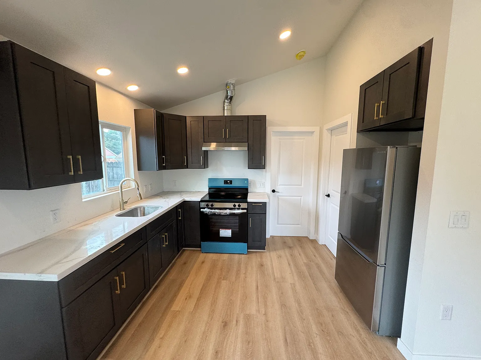 826 Juanita Dr — Photo 2