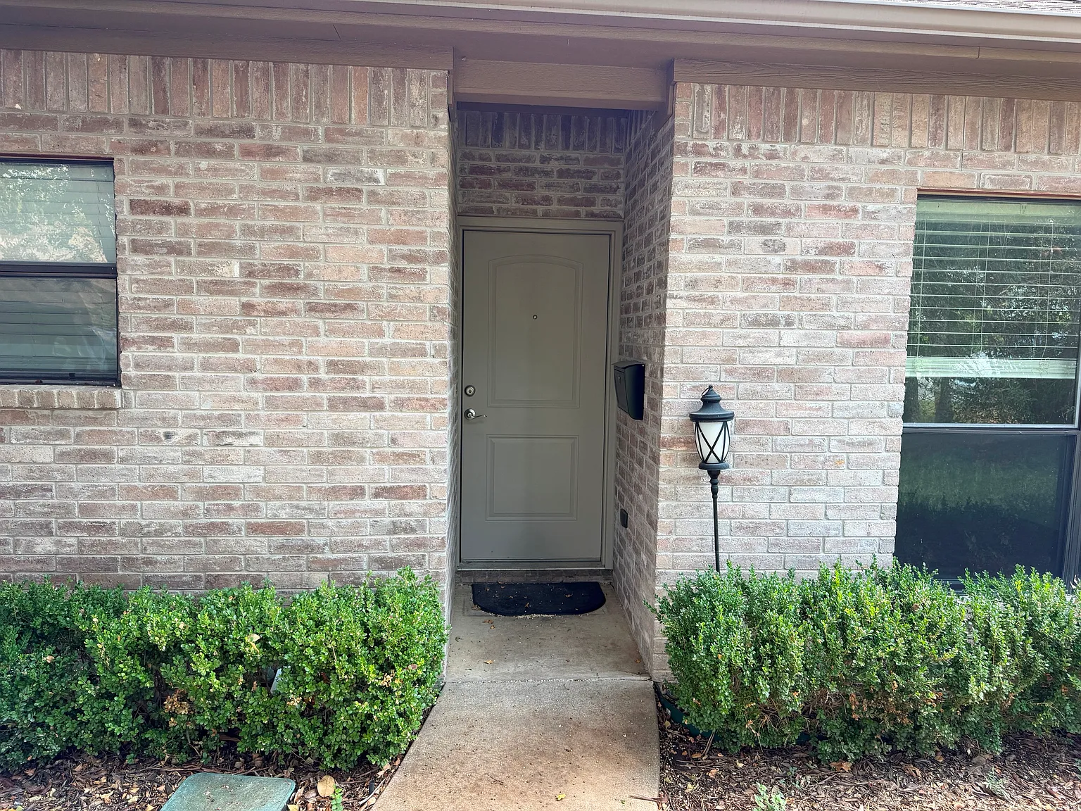 3 bed, 1360 sqft, $2,100 — Photo 2