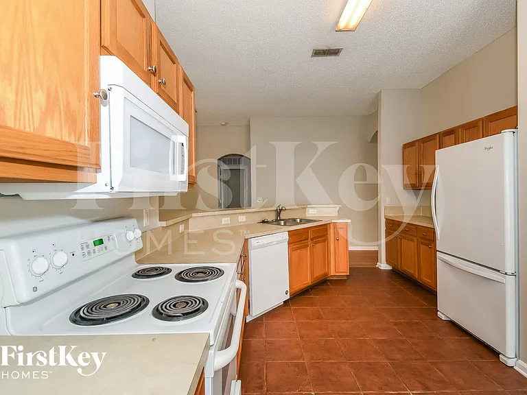729 Mackenzie Cir — Photo 7