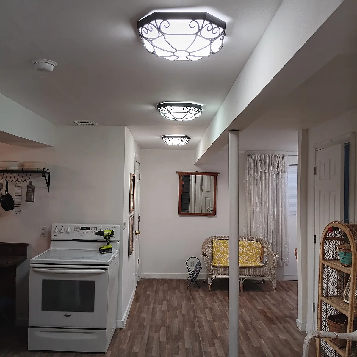 Large Stove/oven and open living room floor plan - 17336 E Bates Ave #2