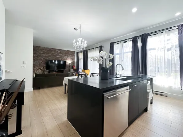 220 Salter St #101, New Westminster, BC V3M 0H4