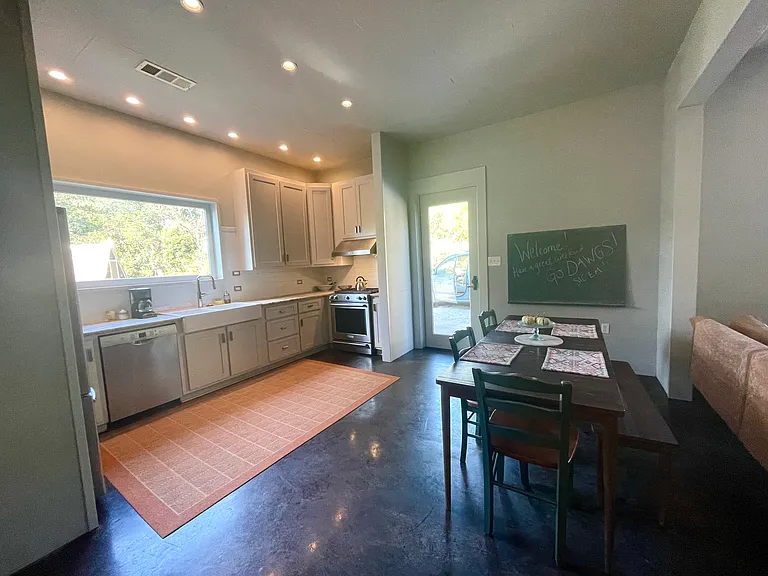 White Cir — Photo 3