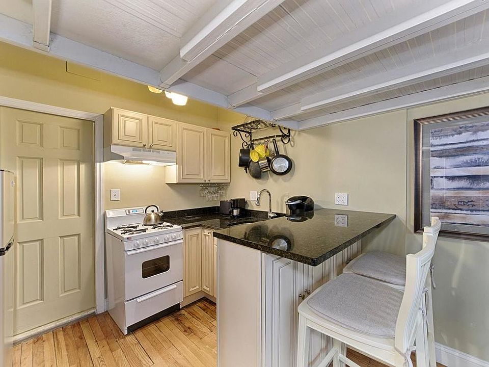 2nd image of 236 E 74th St APT 2R