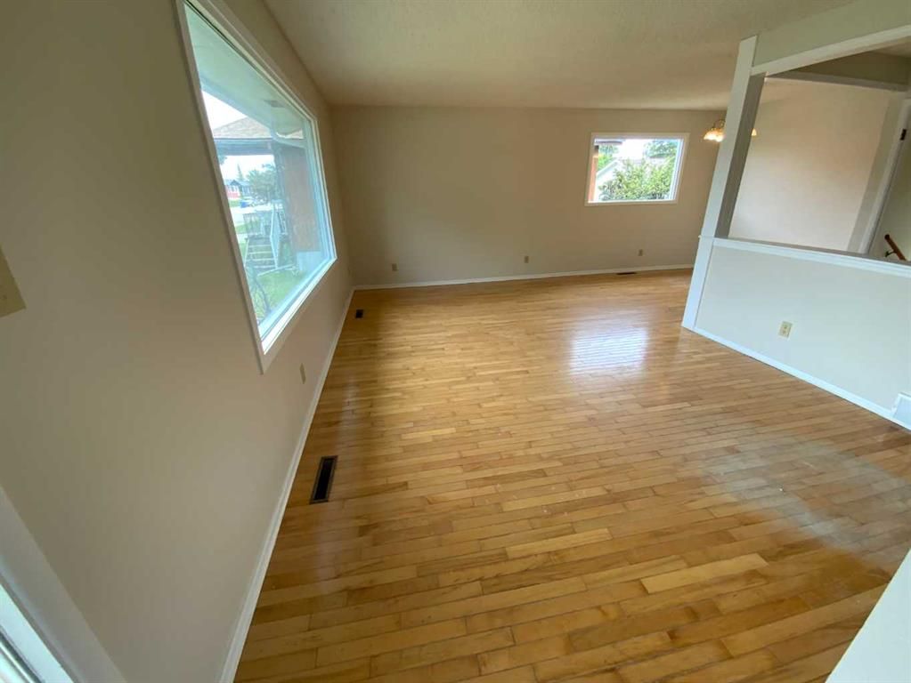 521 N 4th St SE, Three Hills, AB - View 2