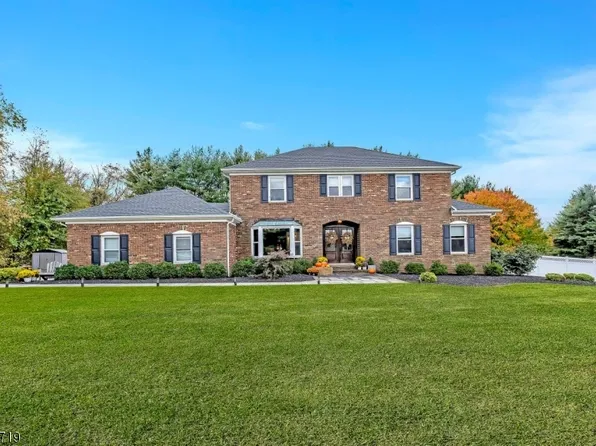17 Stacey Dr, Clinton Twp., NJ 08801
