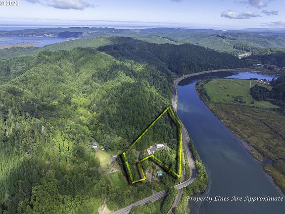 4th image of 1124 Lower Smith River Rd