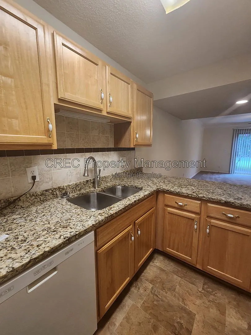 3 bed, 2.0 bath, 1352 sqft, $1,900 — Photo 3
