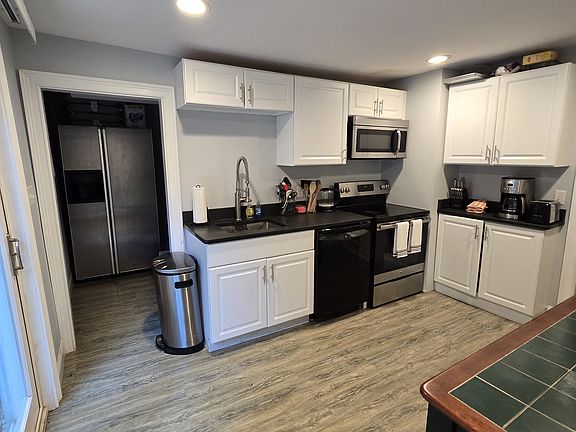 5th image of 247 Maple Ave