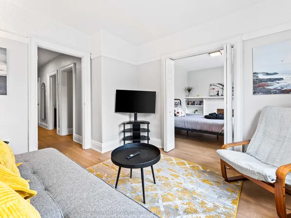 582 Saint Clair Ave W #2, Toronto, ON M6C 1A6