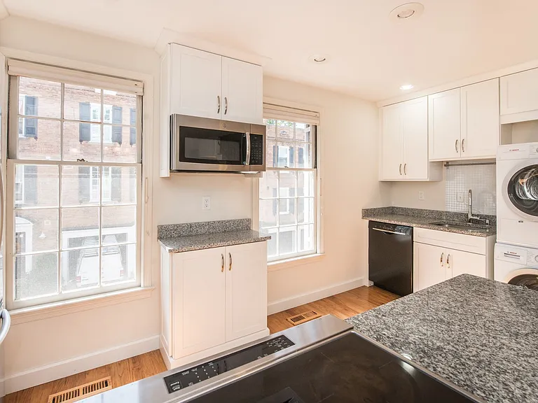 2527 Queen Annes Ln NW — Photo 3