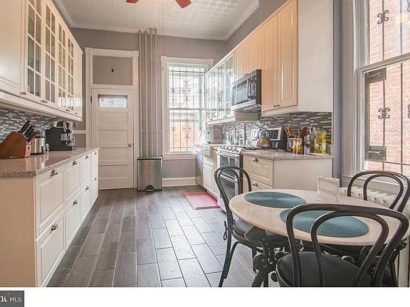 BEAUTIFUL BRAND NEW EAT-IN COOK'S KITCHEN