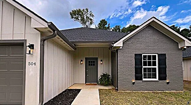 504 Ranier Dr — Photo 2