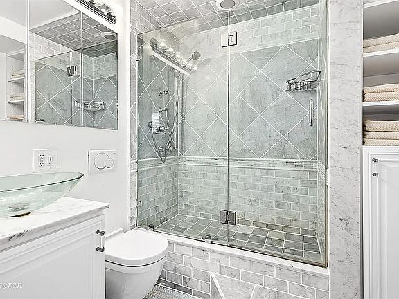 4th image of 40 E 9th St APT 5A