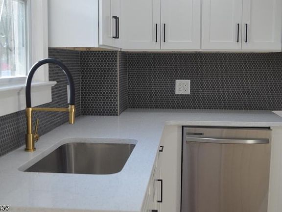 4th image of 932 Chancellor Ave