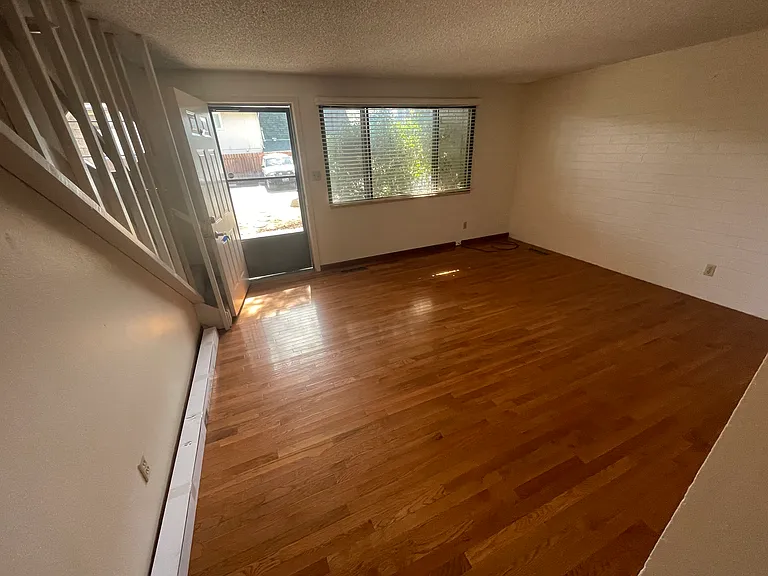 1044 Berrum Ln — Photo 2