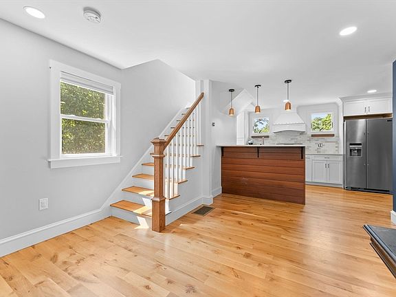 4th image of 342 Franklin St