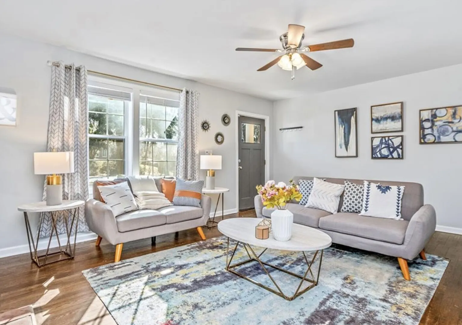 Cheerful 3 Bedroom Home with a Beautiful Backyard Fire-pit — Photo 1