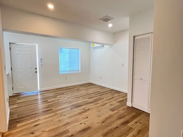 140 W Hyde Park Blvd — Photo 12