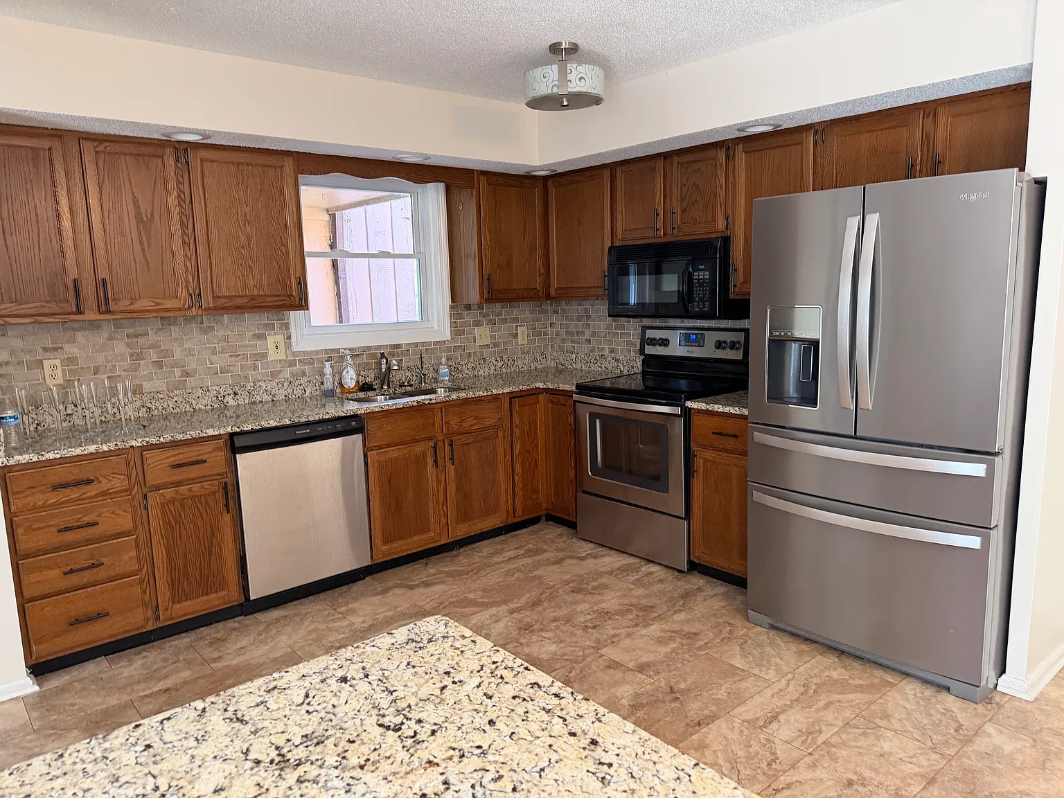 3 bed, 1839 sqft, $1,600 — Photo 4