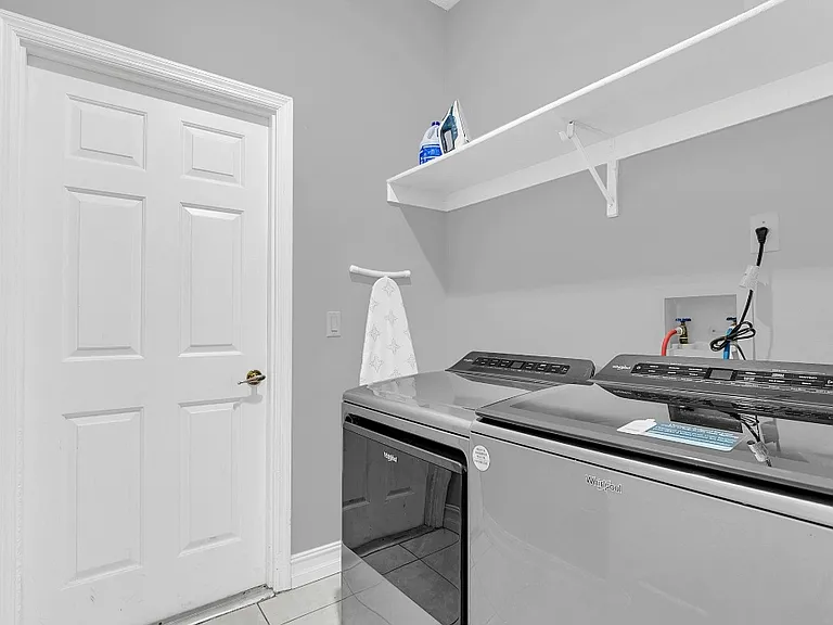 1031 Byerly Way — Photo 23