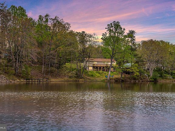 3rd image of 138 Holly Dr
